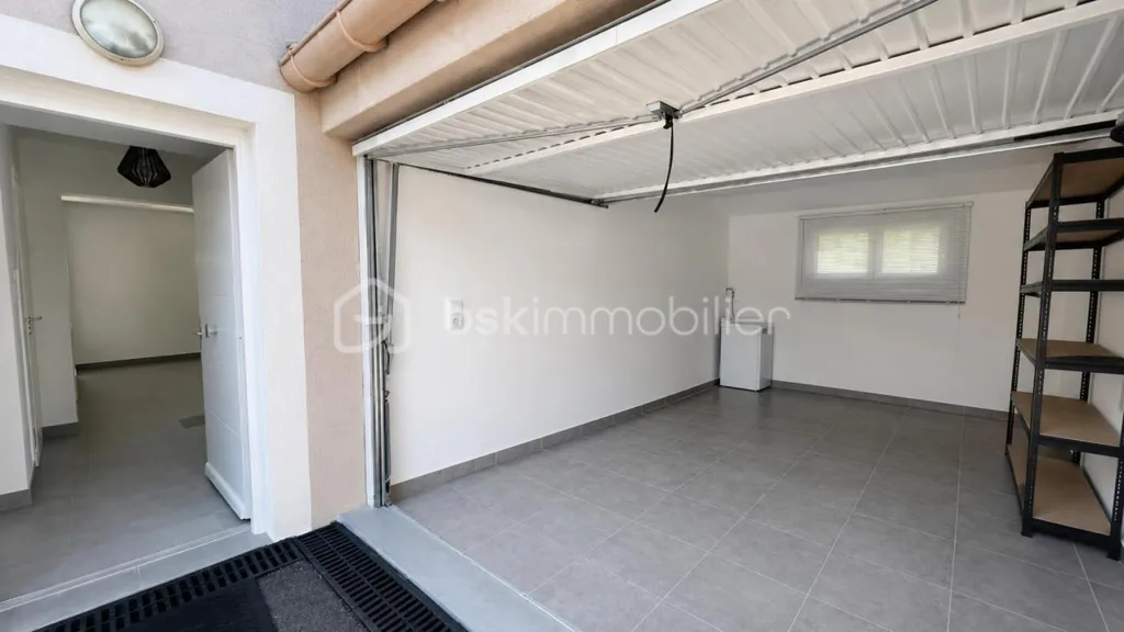 Garage - Maison Récemment Construite avec Jardin au Sud à Grasse
