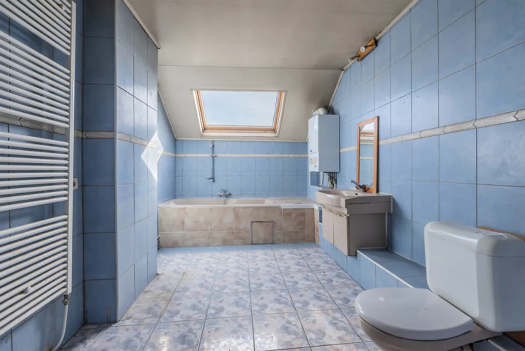 Salles de bain - Triplex à Rénover avec Terrasse près de Lambermont