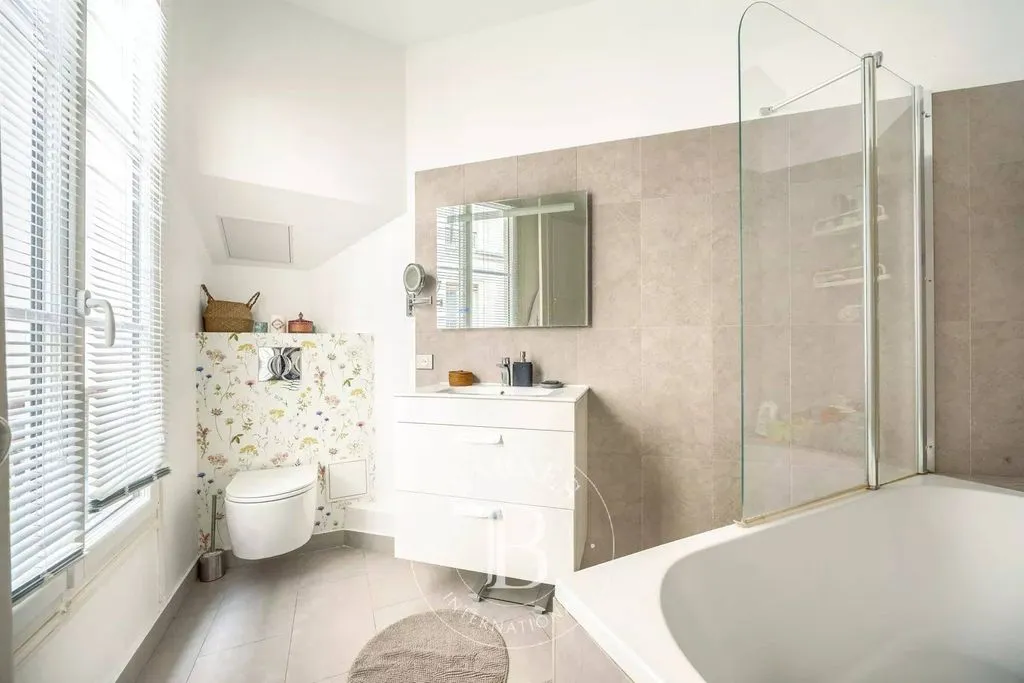 Vannitoad - Luxury Apartment with Period Charm in Canal Saint Martin