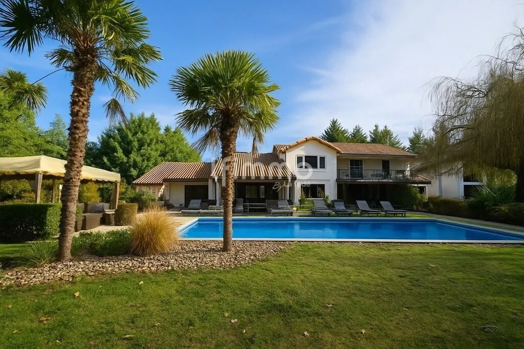 Bassein - Renovated House with Pool near Lencloître