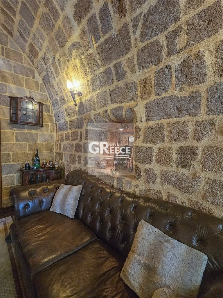 Toad - Fully Renovated Townhouse in Medieval Rhodes