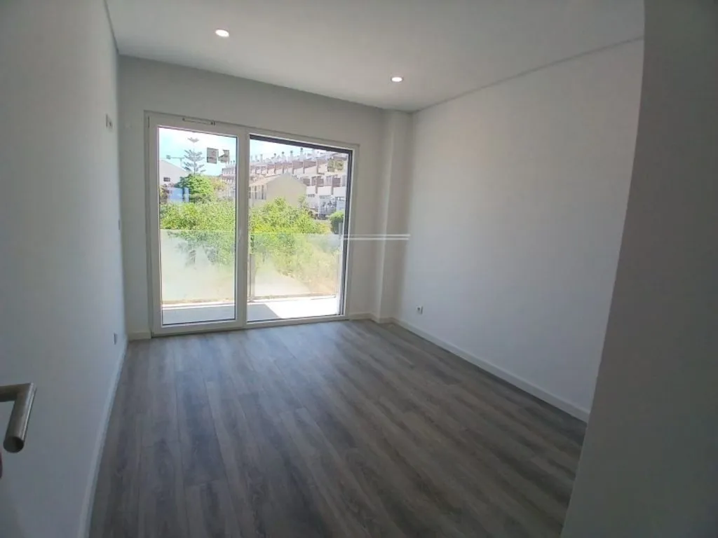 Pièces - Luxury 2-Bed Flat with Balcony in Charneca de Caparica