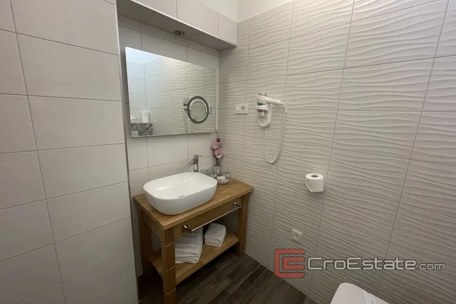 Vannitoad - Four-Bedroom Apartment with Waterfront View in Split