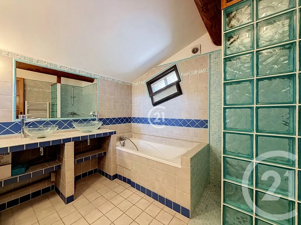 Vannitoad - Character House with Potential in Eyragues Centre