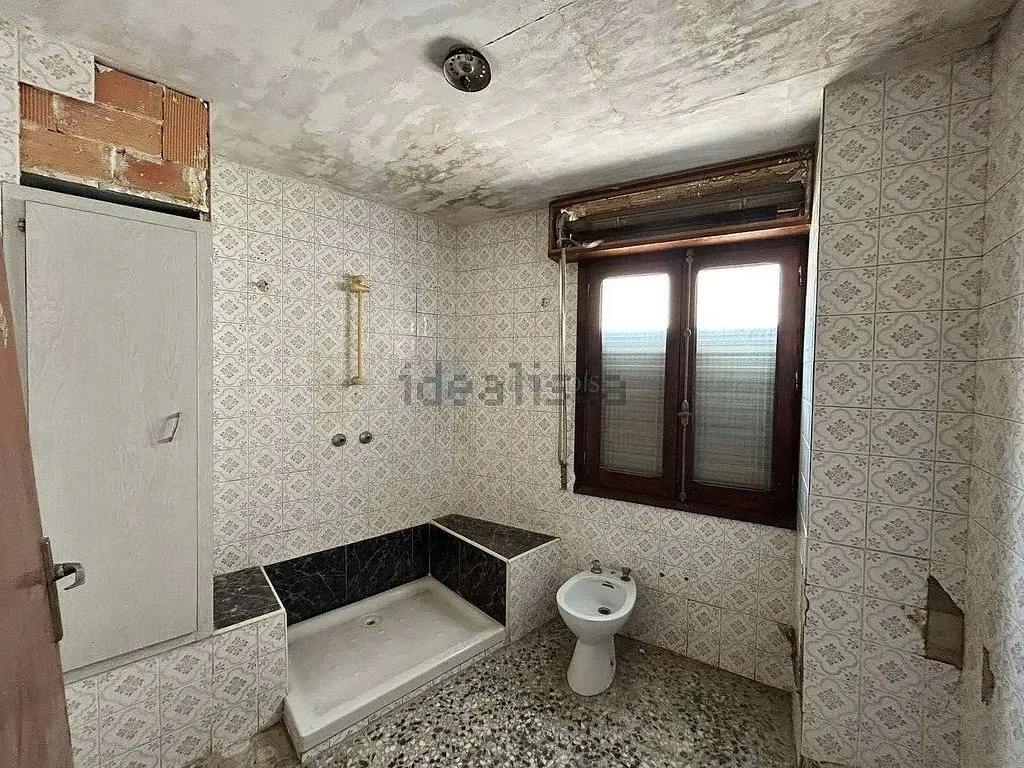 Salles de bain - Chalet for Renovation with Terrace in Valencia