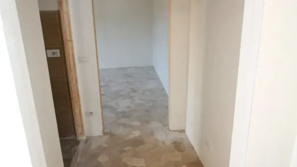 Esik - Rustic-Style Flat with Balcony in Legnano