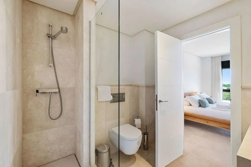 Bathrooms - Chalet with Pool and Terrace in Sotogrande