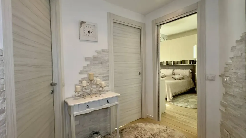 Entrée - Rear-Facing Apartment with Balcony in Cinisello Balsamo