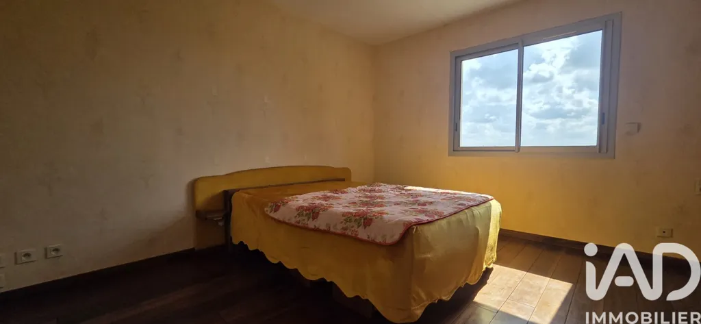 Bedrooms - Spacious House with Garden in Volesvres