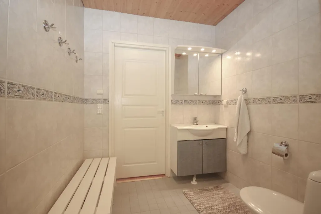 Bathrooms - Spacious Detached House with Sauna in Parainen