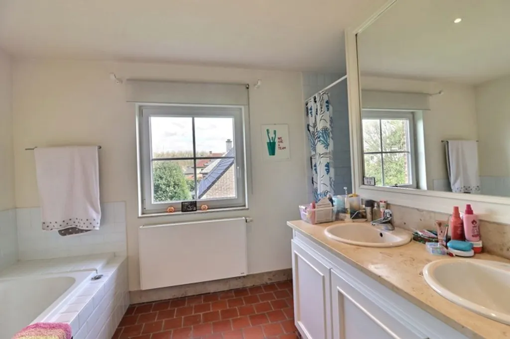 Salles de bain - Villa Spacieuse avec Terrasse à Waterloo