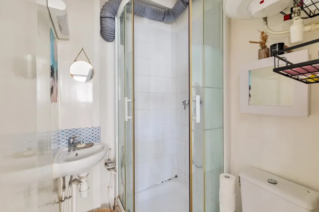 Salles de bain - Studio avec Vue Est à Paris 75009