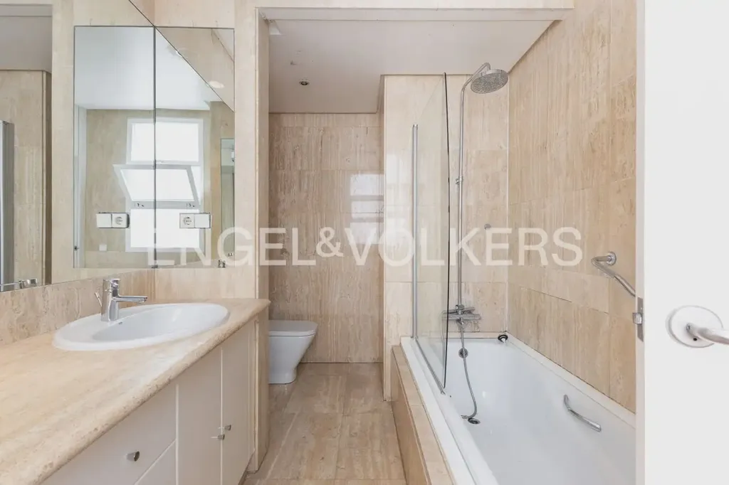 Salles de bain - Apartment with Balconies in Pla del Remei