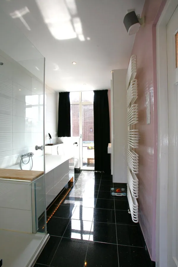 Salles de bain - Charming Corner Apartment with Balconies in The Hague
