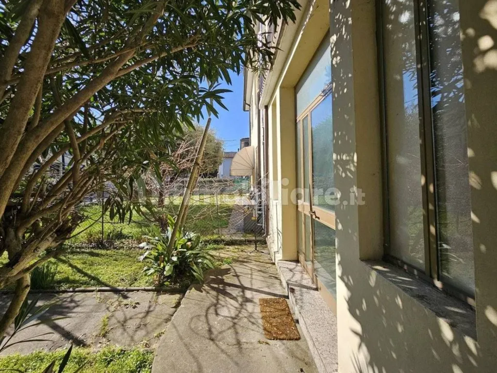 Aed - Semi-Detached House to Renovate in Este