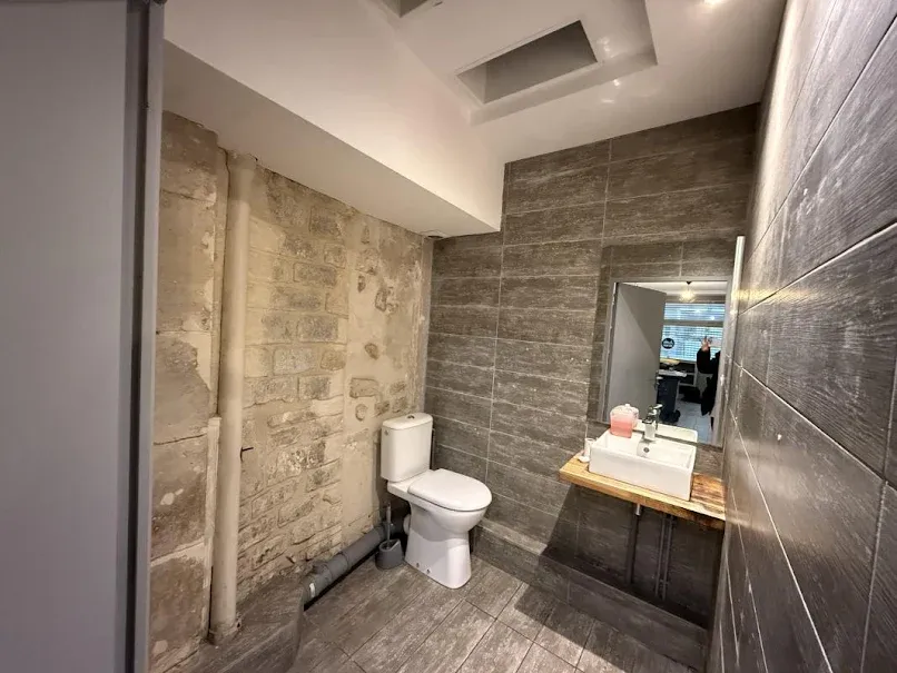 Bagni - Commercial Space with Stone Facade in Paris 11ème