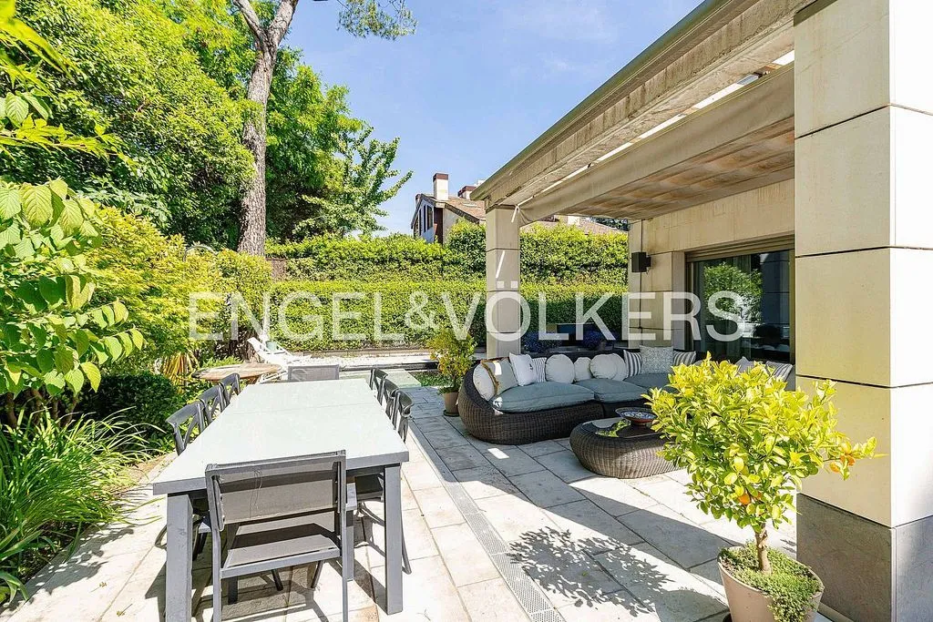 Chalet with Pool and Terrace in Aravaca