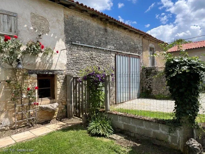 Aed - Spacious House with Large Garden in Cellefrouin