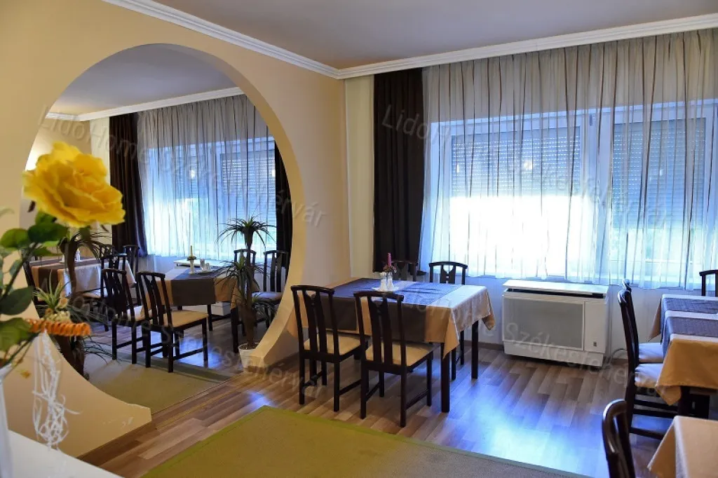 Söögituba - Operational 13-Room Guesthouse in Herend