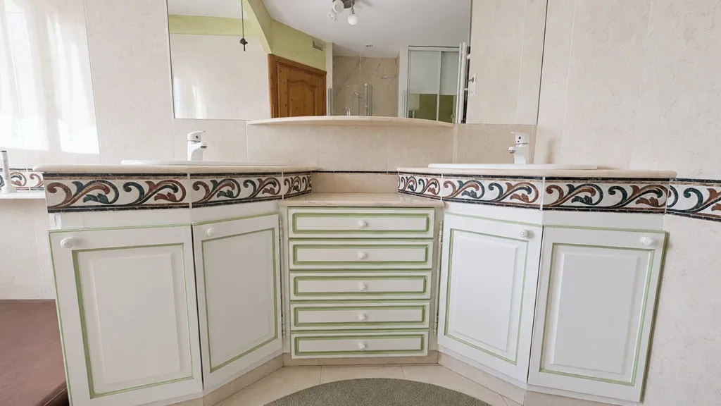 Bathrooms - 8-Piece House with Pool in Mérindol