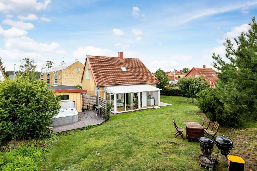 Aed - 1½-Storey Villa with Spa in Eskilstuna