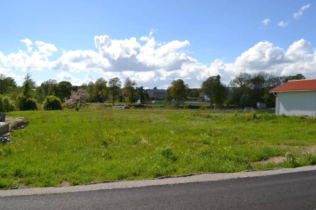 Jardin - Buildable Plot with Canal View in Älmsta