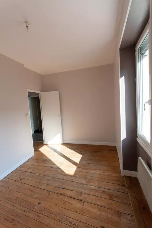 Rooms - Duplex Apartment with Central Location in Rochefort