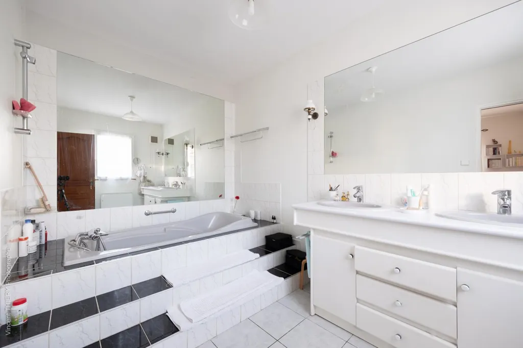 Salles de bain - Maison Lumineuse avec Jardin à Épinal