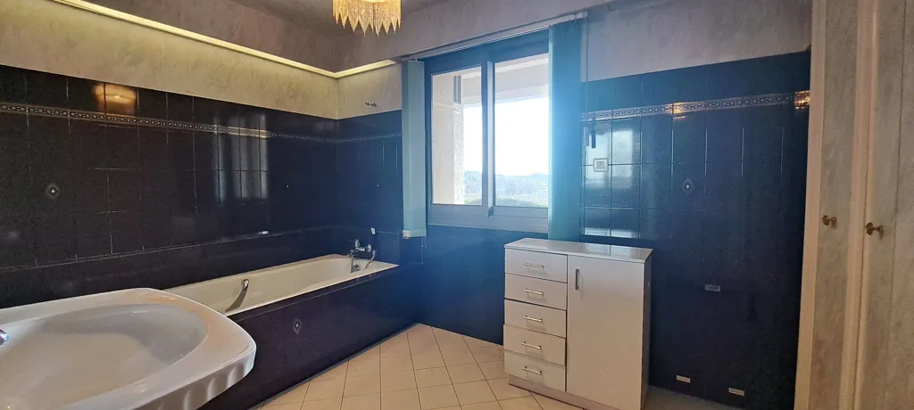 Salles de bain - Maison avec Vue Dégagée sur les Hauteurs d'Objat