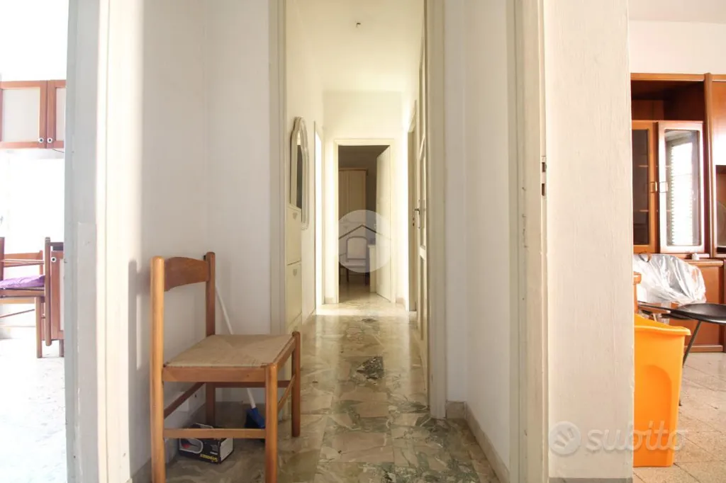 Esik - Three-Bedroom Flat with Veranda in Trapani