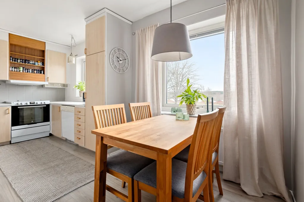 Salle à manger - Four-Room Apartment with Balcony in Ersmark