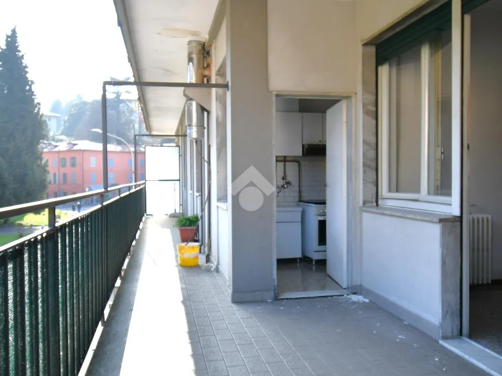 Balcon - Bright 3-Room Apartment with Balcony in Como