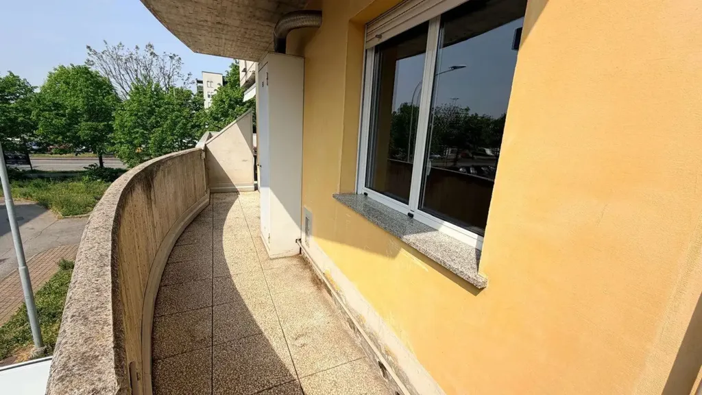 Balcon - Twin-Storey Apartment with Balcony in Dalmine