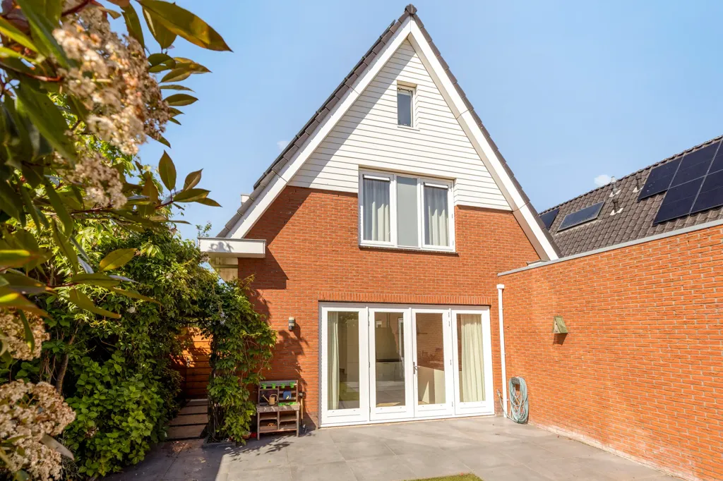 Välivaade - Spacious Villa with Solar Panels in Woubrugge