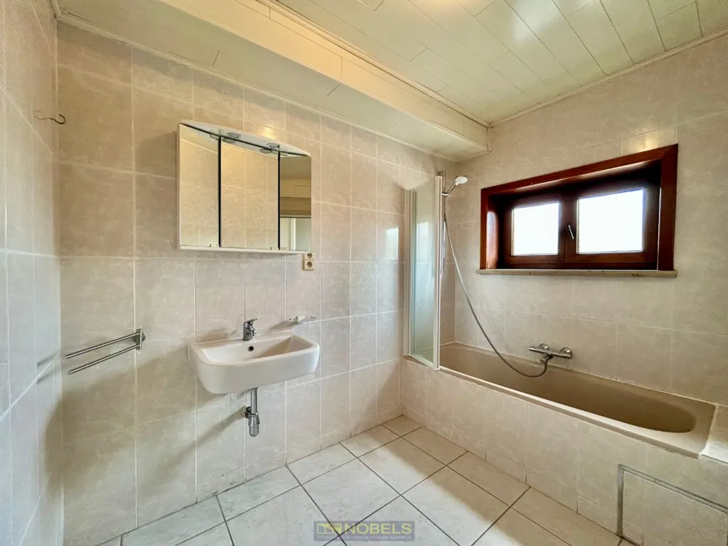 Salles de bain - Duplex Spacieux avec Terrasse à Lierde