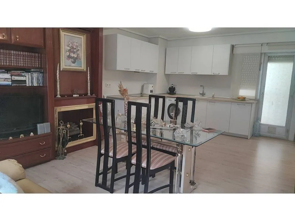 Salle à manger - 3-Bedroom Flat with Balcony in West