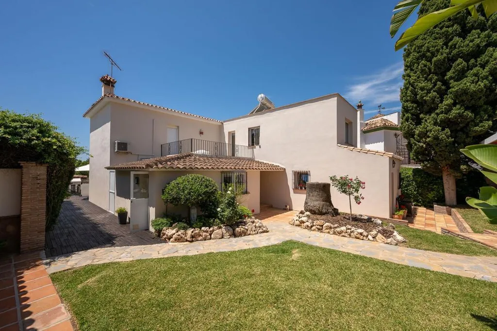 Extérieur - Detached Villa with Private Pool in Río Real, Marbella