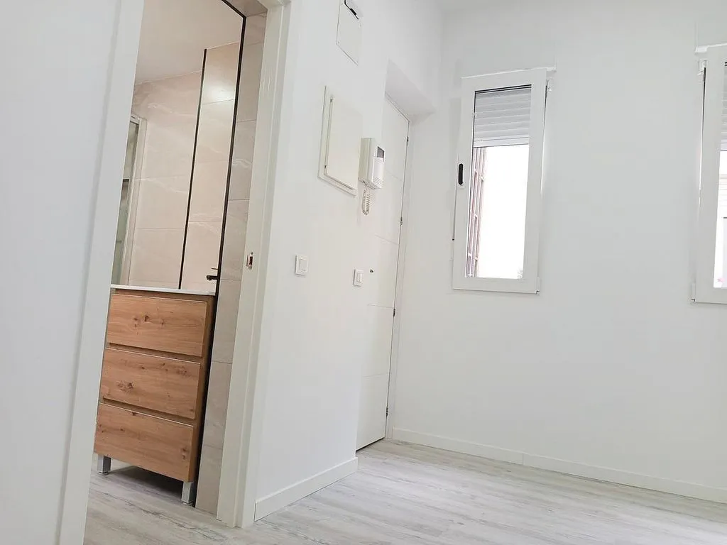 Pièces - Modernised 1-Bed Flat with Balcony in Trafalgar