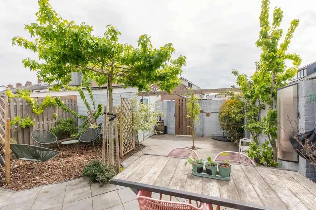 Aed - Modernised Corner House with Garden in Middelburg