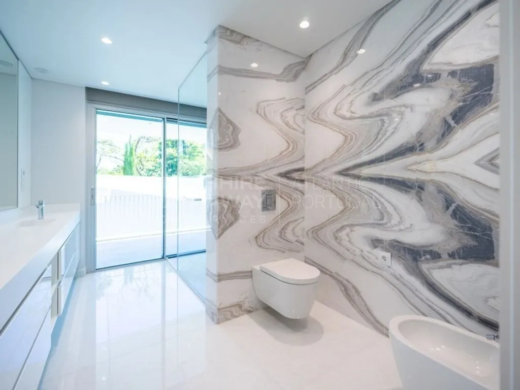 Bathrooms - Luxury Duplex with Pool in Cascais