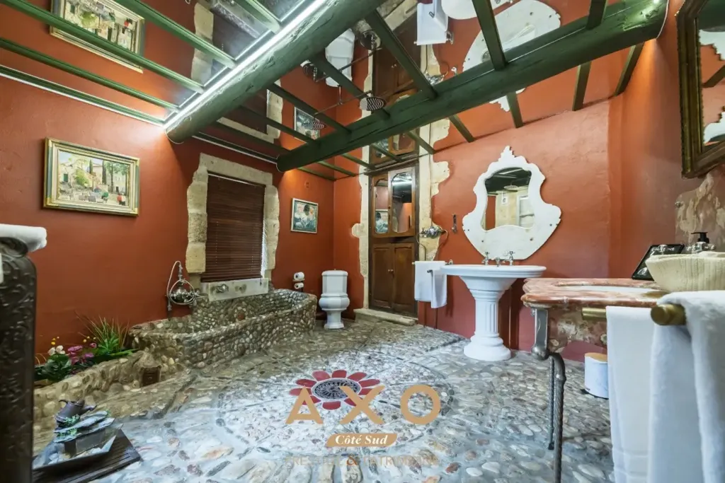 Salles de bain - Ensemble Immobilier d'Hébergement avec Piscine à Collias