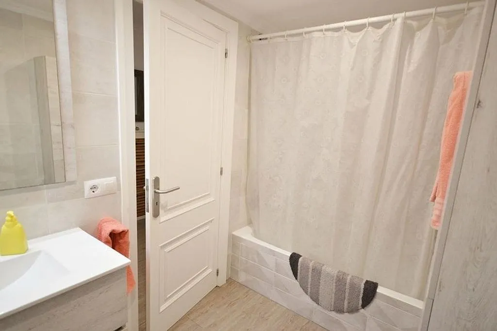 Bathrooms - Renovated Apartment with Balcony in Puerto Pollensa