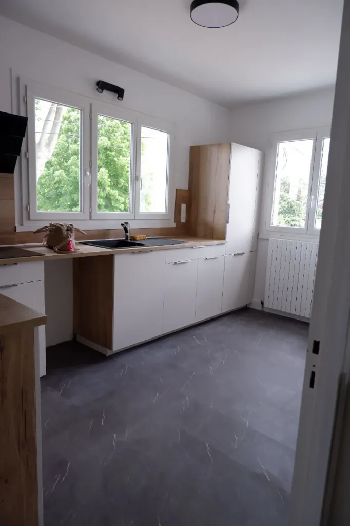 Köök - Renovated House with Courtyard in St Sulpice