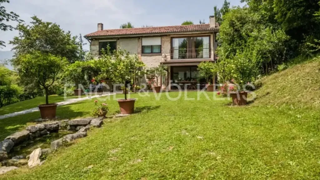 Aed - Rustic Villa with Garden in Follina
