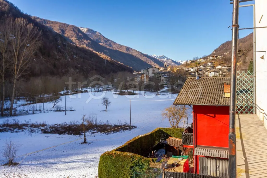Balcon - Detached House with Three Garages in Frassino