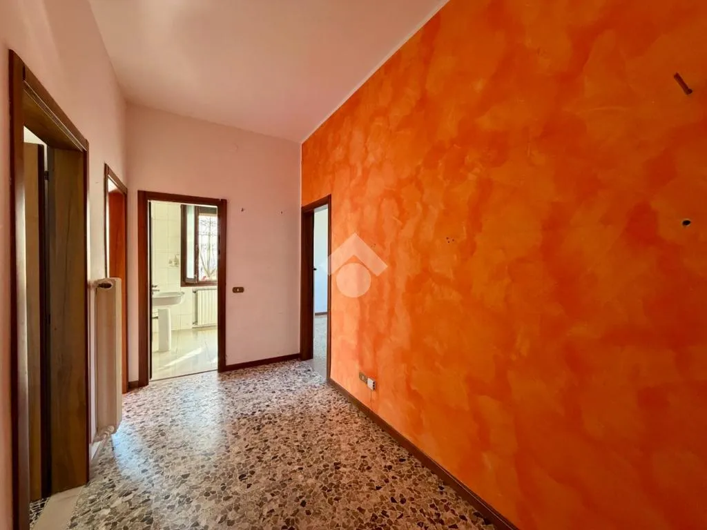 Esik - 3-Bedroom Apartment with Terrace in Modena