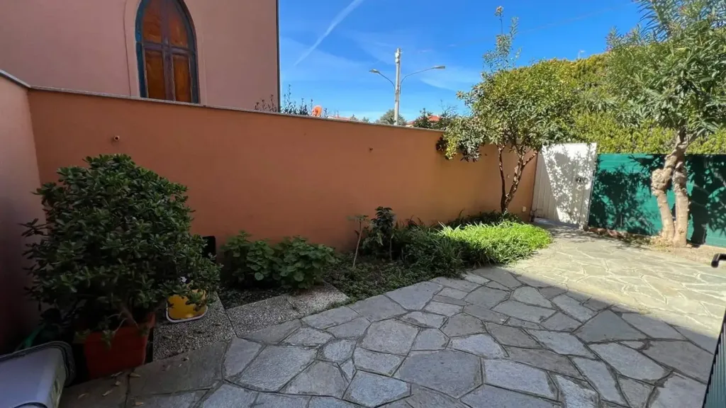 Jardin - Ground Floor Apartment with Private Courtyard in Loano
