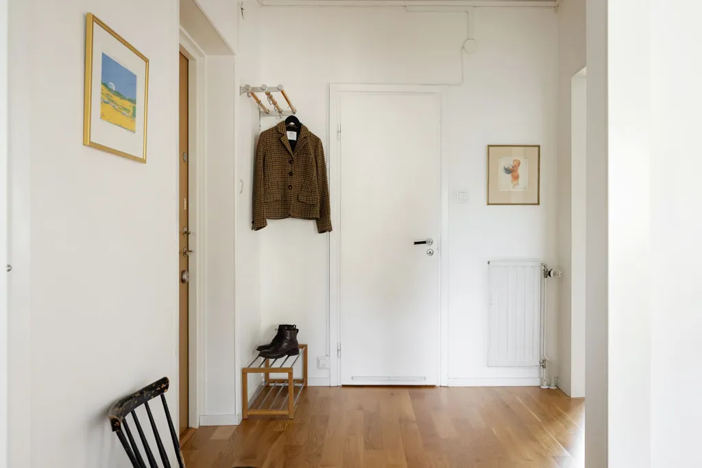 Esik - Charming 2-Bedroom with Balcony in Årsta