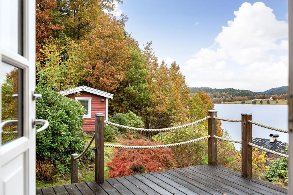 Terrasse - Lakefront Plot with Three Houses in Hällingsjö