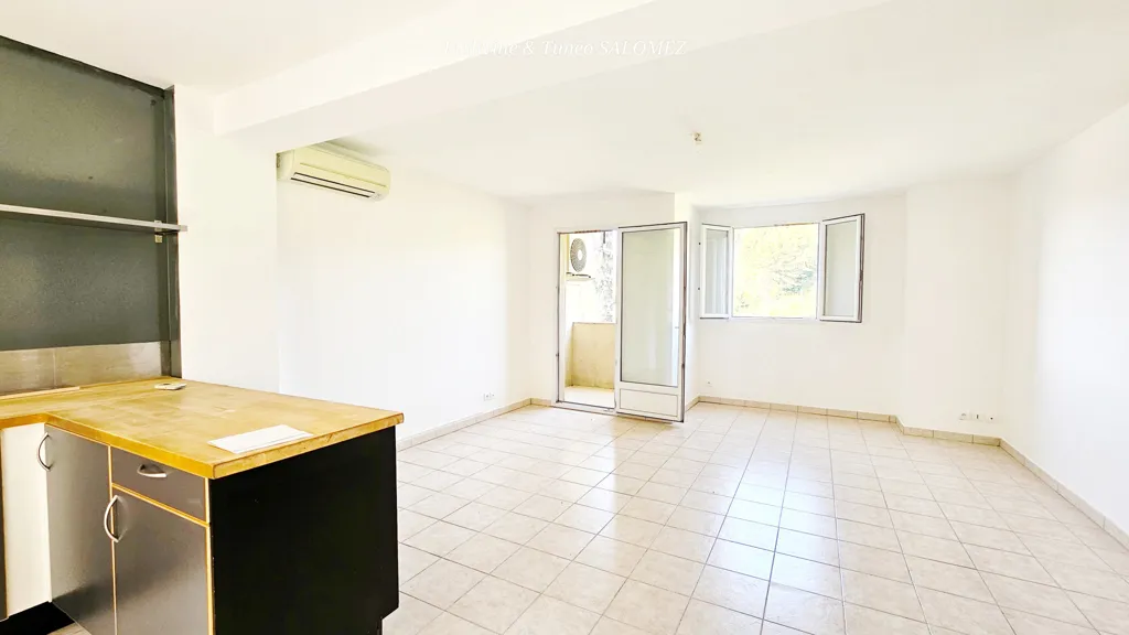 Cuisine - Appartement T4 Traversant avec Vue sur les Collines à Montferrat